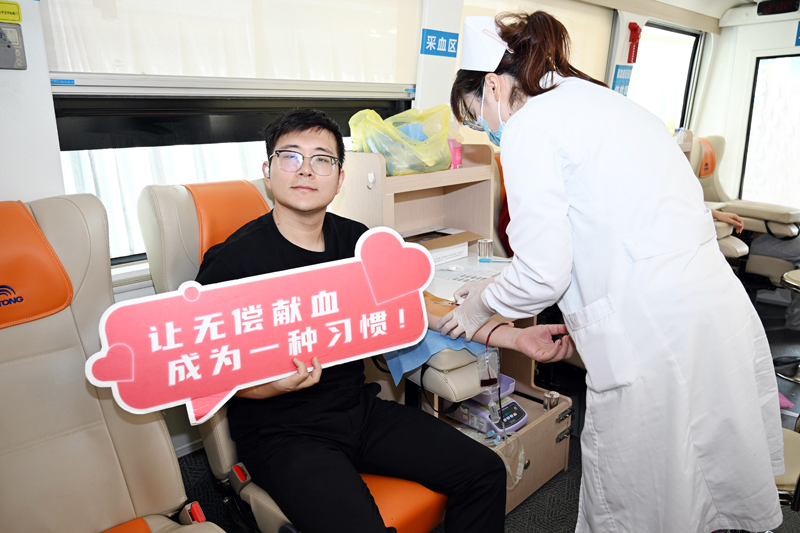 【3044永利集团党员干部职工积极参加无偿献血公益活动】的配图